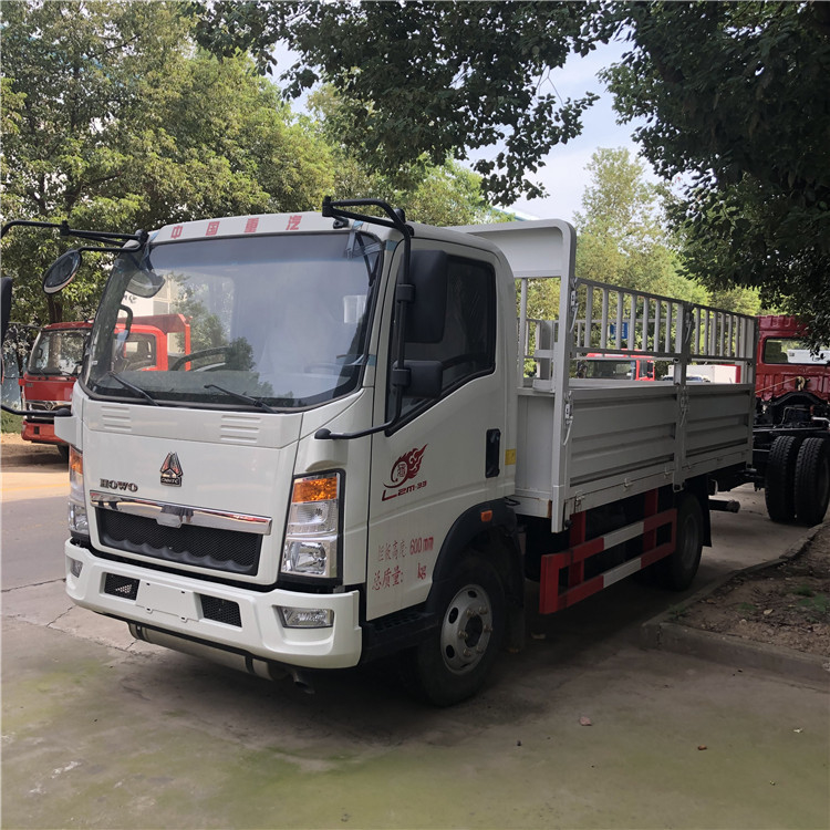 ディーゼル燃料のタイプ5トンの小さい貨物自動車のトラックの貨物トラック5000kgの実際の負荷