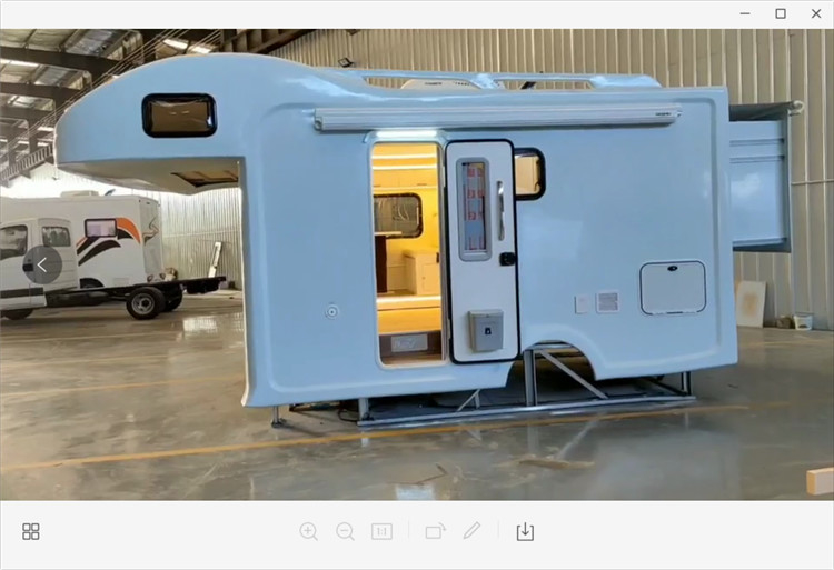 RV箱を組み立てるカスタマイズされた白いキャンピングカーの貝ボディ贅沢な装飾は取付けた