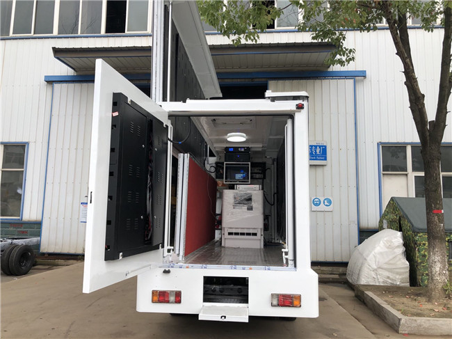 発電機およびスピーカーが付いている移動式掲示板のトラックのLhdのディーゼル燃料のタイプを広告するP5 LED