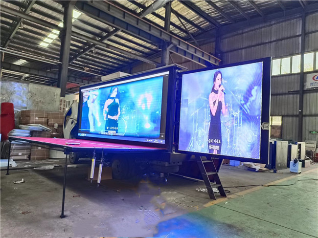 16ft 220V モバイル LED ディスプレイ トラック 3 サイド P4 デジタル LED トラック スクリーンリフティング