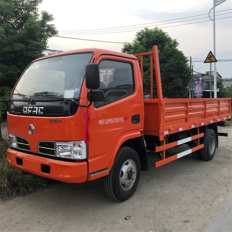 100Km/h軽量貨物バンは82hp 4*2のディーゼル燃料のタイプをトラックで運ぶ