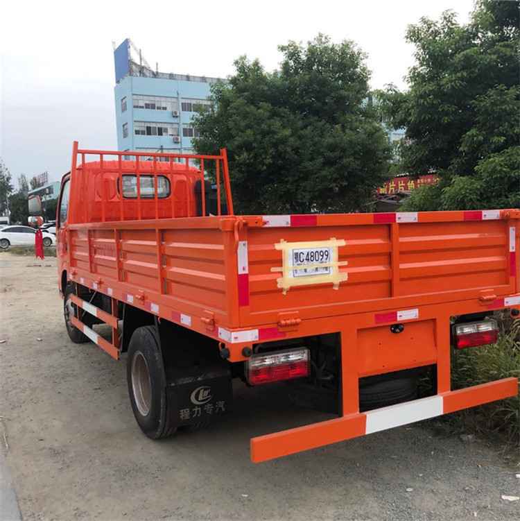 100Km/h軽量貨物バンは82hp 4*2のディーゼル燃料のタイプをトラックで運ぶ