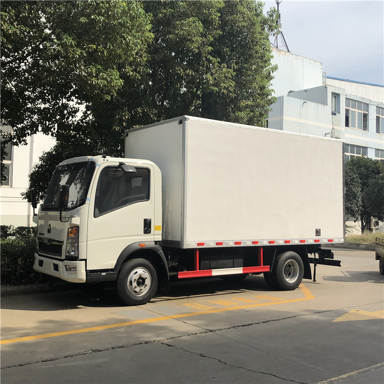 95km/H軽量貨物バン箱のトラック4x2 5トンのディーゼル燃料のタイプ