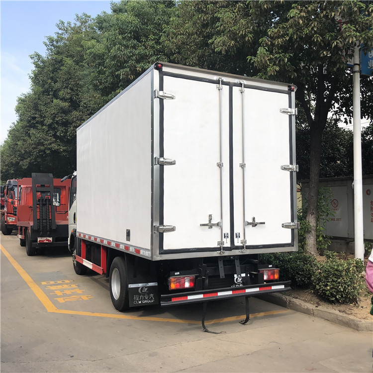 95km/H軽量貨物バン箱のトラック4x2 5トンのディーゼル燃料のタイプ