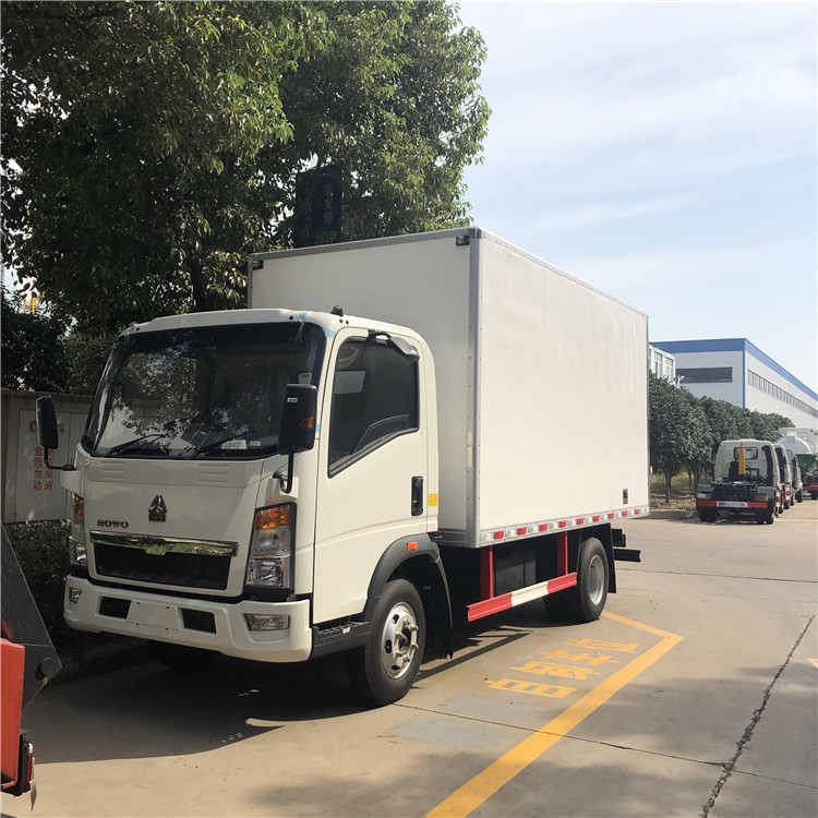 95km/H軽量貨物バン箱のトラック4x2 5トンのディーゼル燃料のタイプ