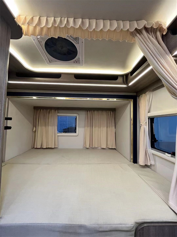 トラベルトレーラー RV キャンピングカム 裸 ローロ船または卸貨船によるワックス