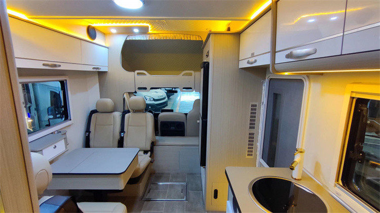 移動式旅行用トラック RV キャラバン バン 190 hp エンジン マックスペイロード 7042 kg