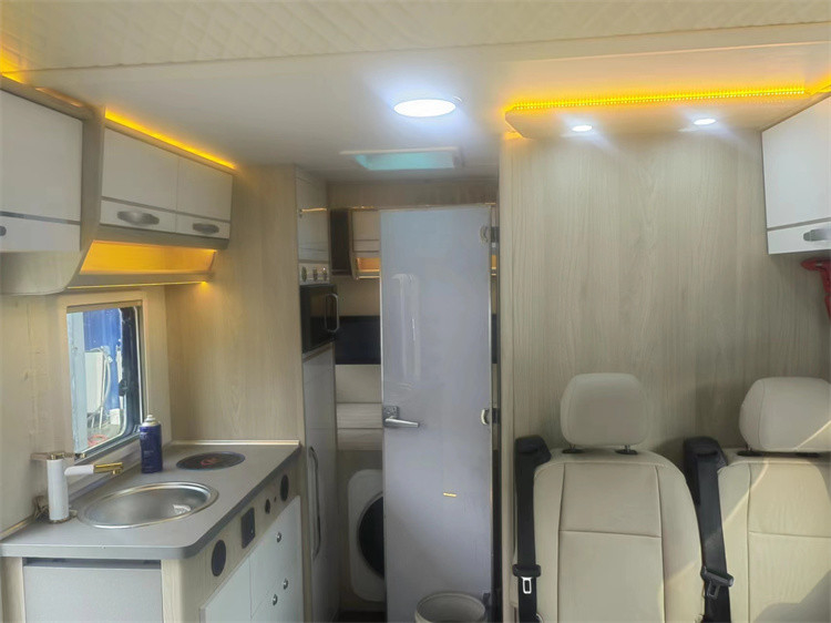 移動式旅行用トラック RV キャラバン バン 190 hp エンジン マックスペイロード 7042 kg