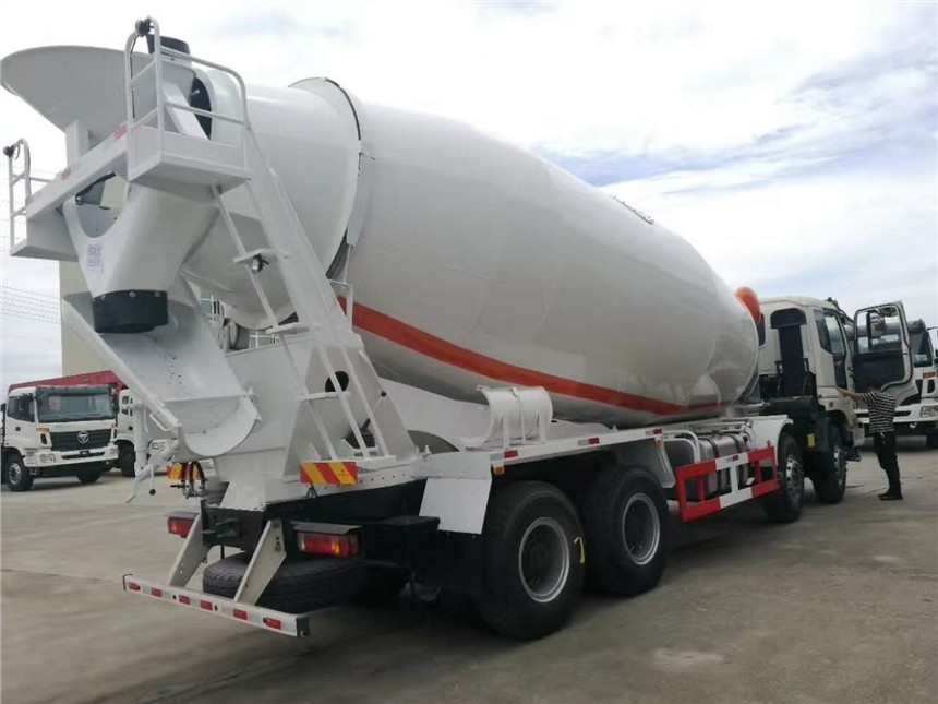 Sinotruk Howo コンクリートミキサートラック CKD / SKD 15-20トンの供給能力