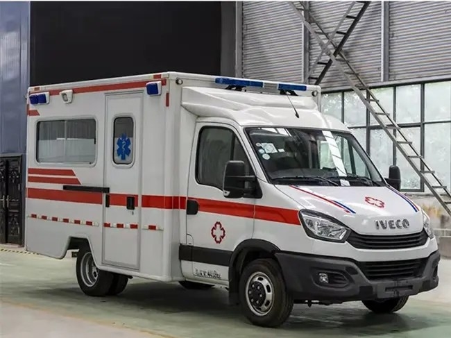 3300 車両総重量 4x4 手動トランスミッション型 救急車