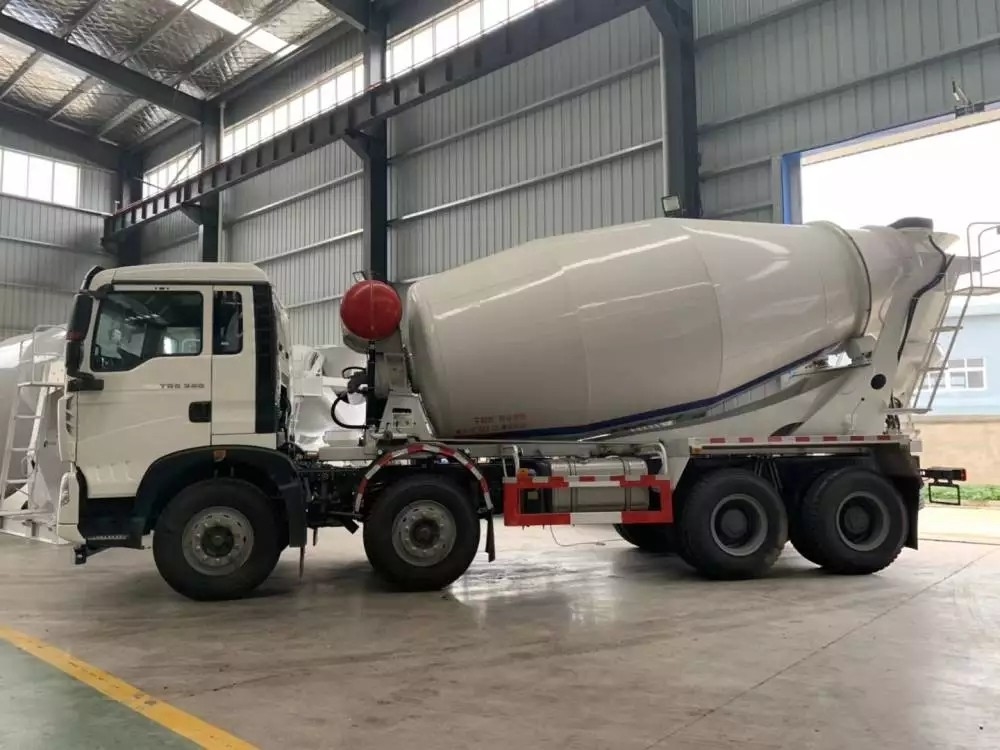 12 14 15 Cu Ft セメントミキサー 10 スピード 前へ 2 バック SINOTRUK HOWO泥混ぜトラック