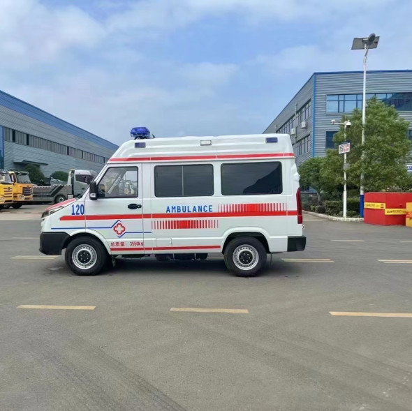 Iveco Ambulance 2800 mm ホイールベース救急車 90KW 定量電力と3550 kg 総重量