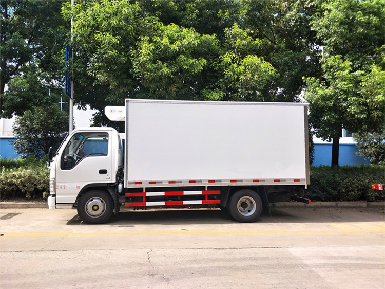 日本 4*2 ISUZU 冷蔵庫 トラック PTOシステム 5トンの冷蔵庫 トラック