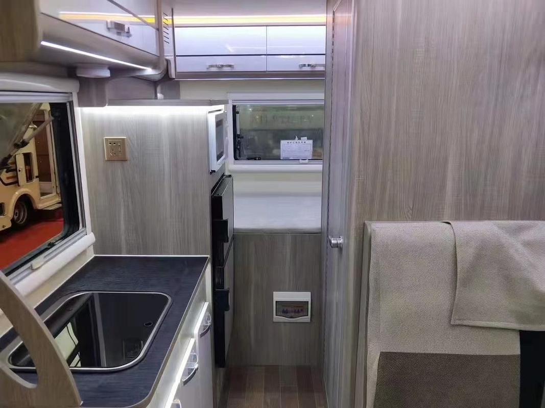 Yuejin Fotonの屋外のキャンピングカーの自動変速機4*2 Motorhome RVのキャラバン