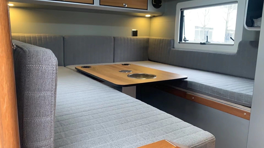 屋外家族の旅行のための道のキャンピングカーのキャラバン1500kg 2の寝室を離れて白い小さい